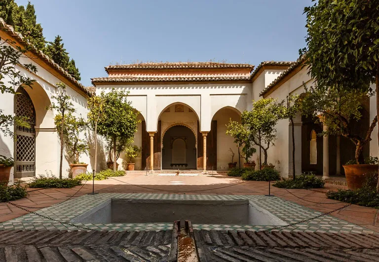 Friedlicher Innenhof der Alcazaba in Malaga, Spanien.