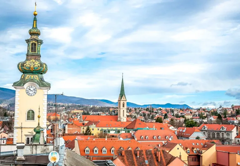 Panoramablick auf Maribor, Slowenien, mit einem markanten Uhrturm und roten Dächern.