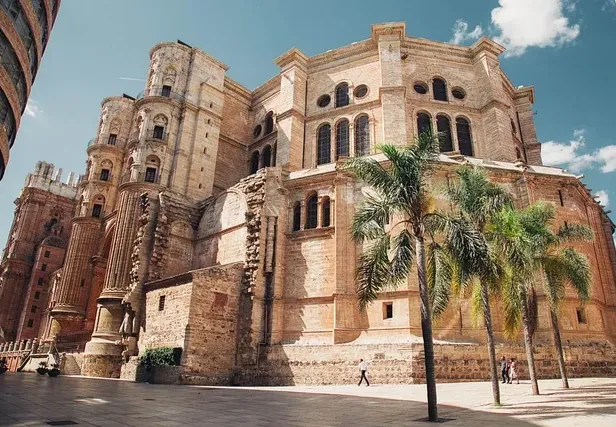 Touristen erkunden die prächtige Kathedrale von Murcia in Spanien.