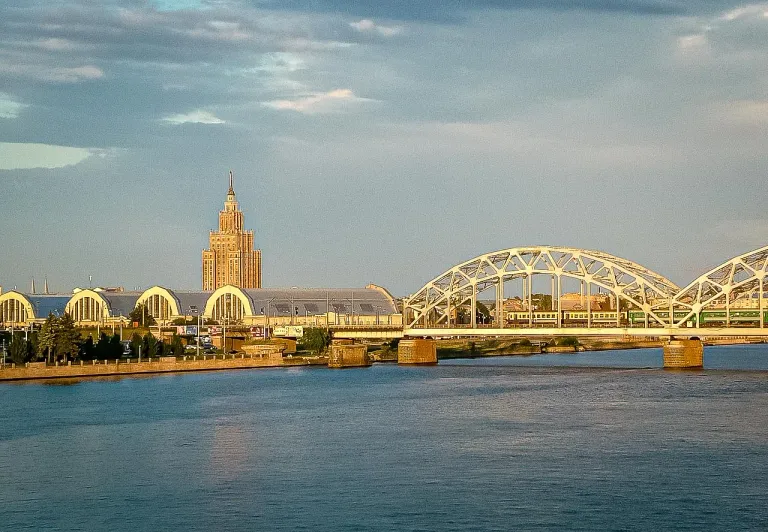 Rigas Skyline: Akademie der Wissenschaften, Zentralmarkt und Eisenbahnbrücke.