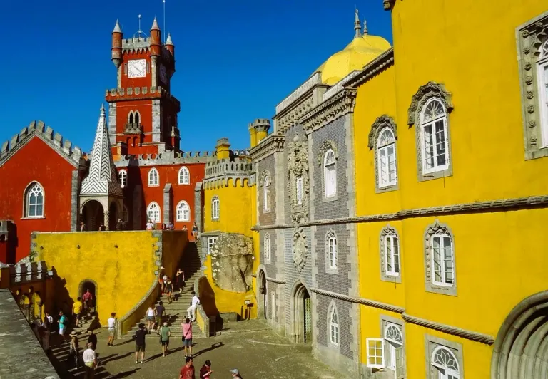Pena Palace in Sintra mit Touristen.