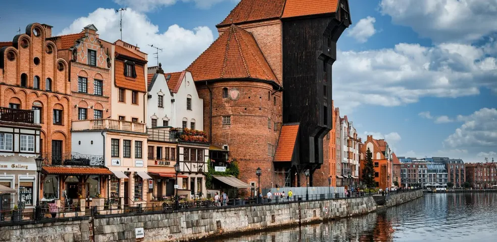 Odkryj historyczną nadbrzeżną panoramę Gdańska, z charakterystycznym Żurawiem i kolorowymi budynkami.