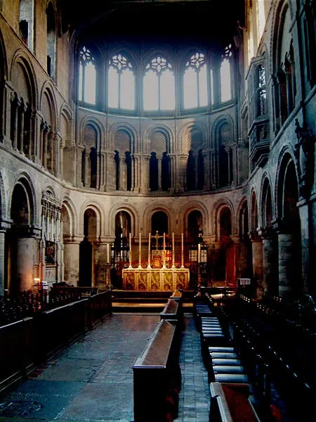 Widok na oświetlony świecami ołtarz główny i romańską absydę w londyńskim kościele St Bartholomew the Great.