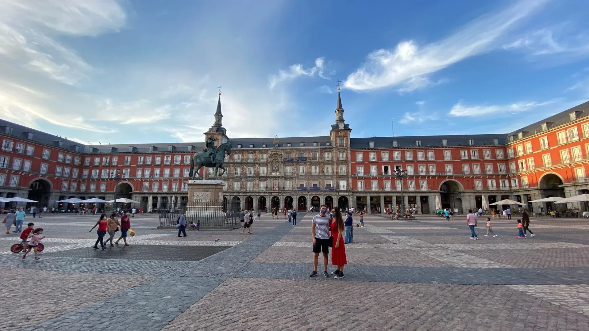 Estatua ecuestre de Felipe III en el centro de la Plaza Mayor de Madrid, rodeada de edificios rojos con ventanas blancas bajo