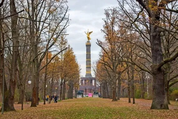 La Columna de la Victoria (Siegessäule) de Berlín al final de una avenida arbolada en Tiergarten en otoño, con hojas caídas y