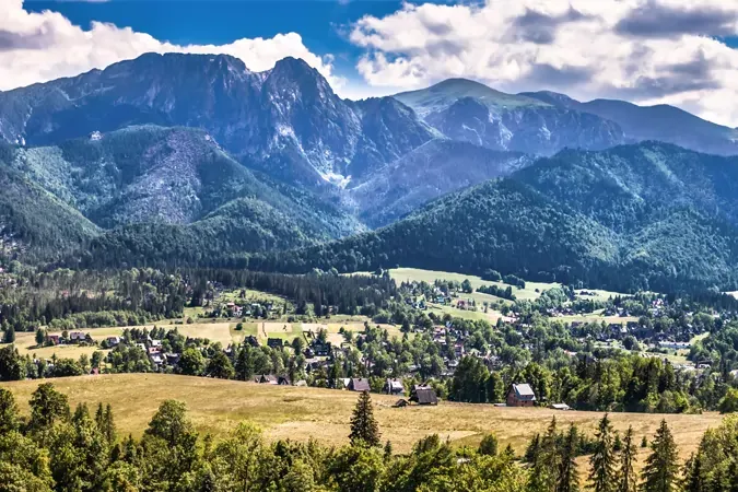 How to get to Zakopane from Krakow? A practical guide by the guides of Walkative Yellow Umbrellas, providing expert free walking tours and more!