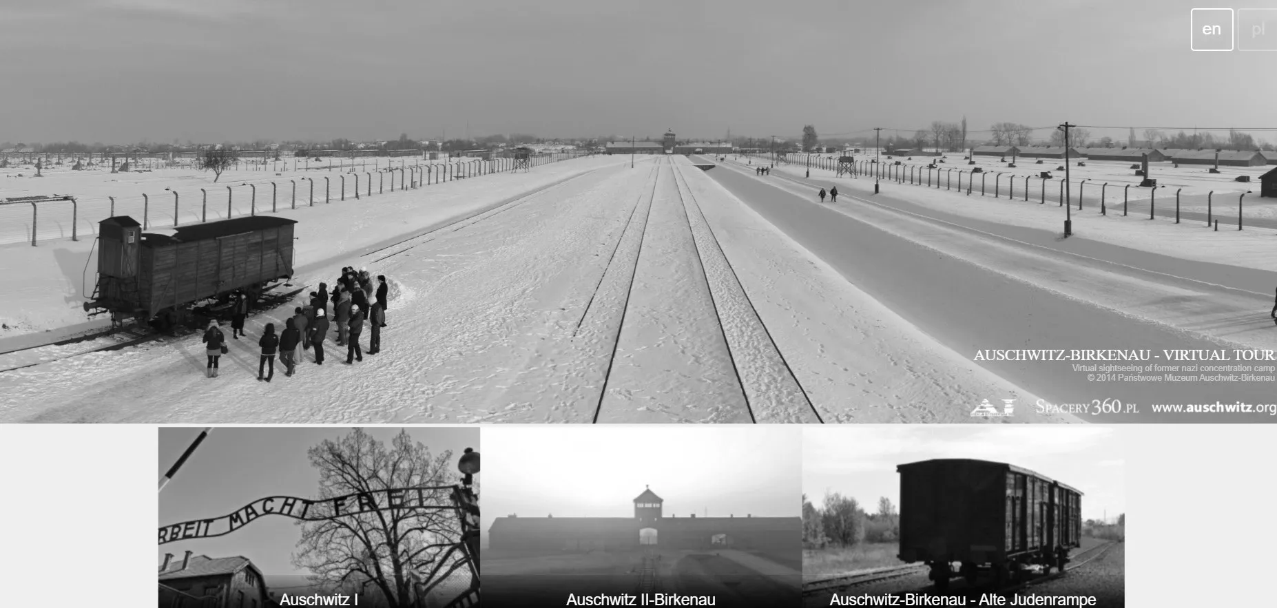 Ośnieżone tory kolejowe w obozie koncentracyjnym Auschwitz-Birkenau z drewnianym wagonem towarowym, ludźmi, ogrodzeniami i od