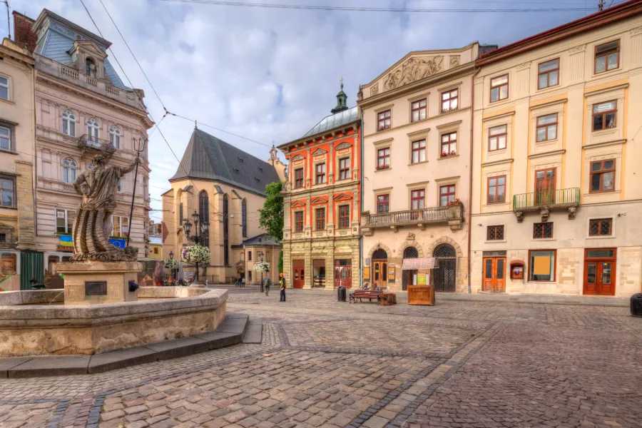 Rynek we Lwowie z fontanną Neptuna.