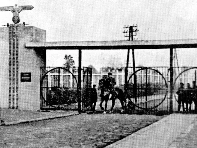 Puerta histórica con una figura a caballo.