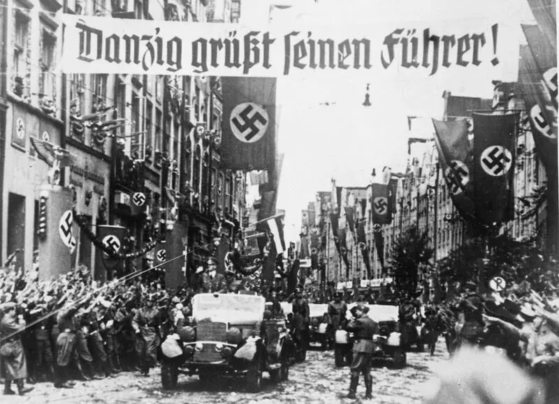 Historical motorcade in Gdańsk with banners.