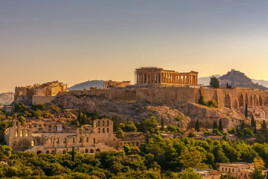 Sonnenuntergang über der Akropolis in Athen, Griechenland.