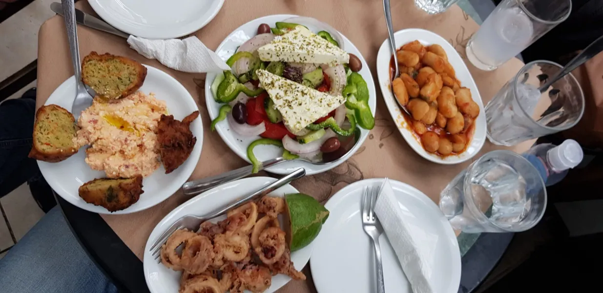 Deliciosa comida griega en una mesa en Atenas.