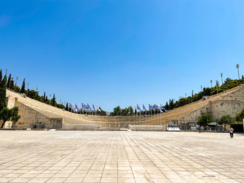 Das Panathinaiko-Stadion in Athen, Griechenland, ein beeindruckendes Marmorstadion unter klarem blauen Himmel.