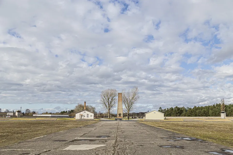 Smutny widok na pomnik obozu koncentracyjnego Sachsenhausen w Oranienburgu, Niemcy.