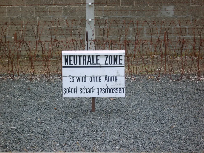 Schild w neutralnej strefie w historycznym miejscu w Berlinie, Niemcy.