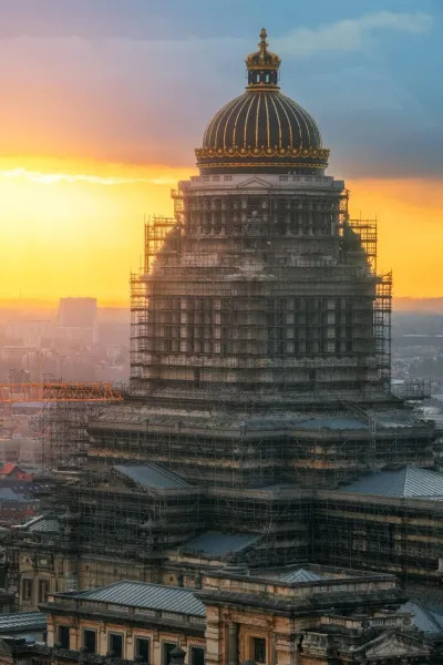 Pałac Sprawiedliwości w Brukseli o zachodzie słońca, w trakcie remontu.