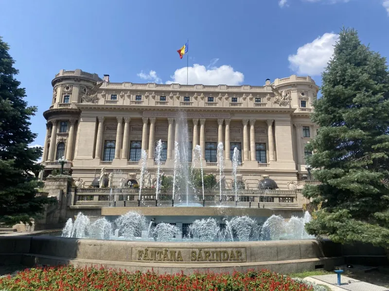 El majestuoso Cercul Militar Nacional en Bucarest, Rumania, con su hermosa fuente.