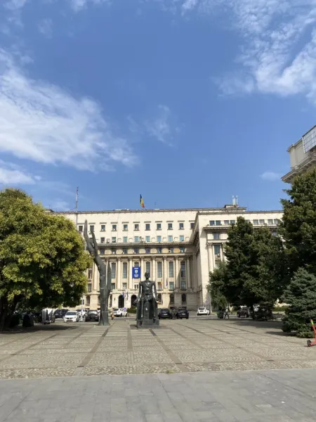 El Palacio del Parlamento en Bucarest, Rumania, con esculturas en primer plano.