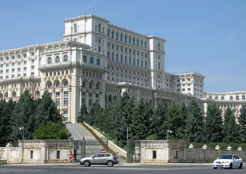 El impresionante Palacio del Parlamento en Bucarest, Rumania.