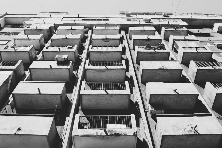 Foto en blanco y negro de un edificio de apartamentos en Bucarest, mostrando su arquitectura única.