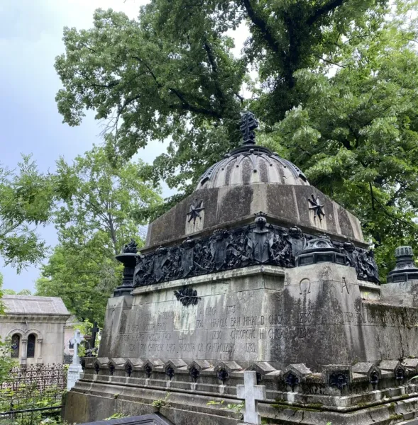Mauzoleo ornamentado en el Cementerio Bellu de Bucarest, Rumania.