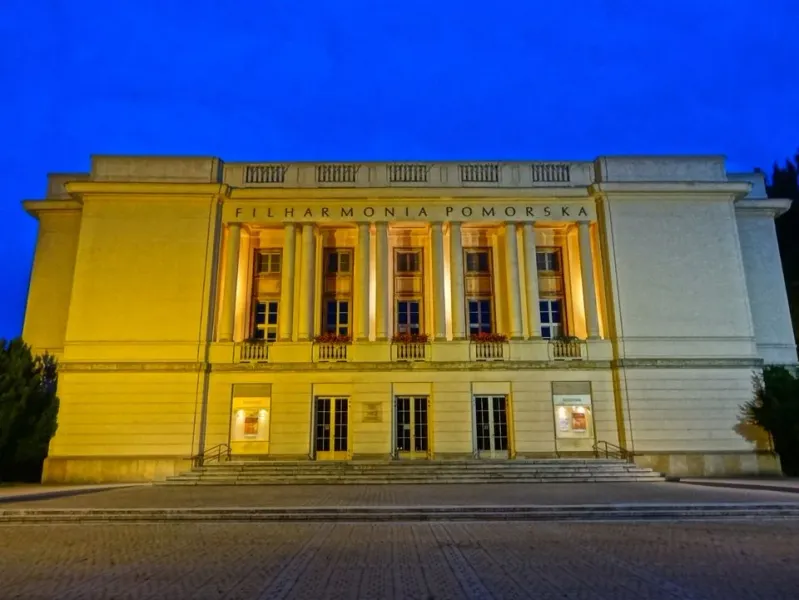 La grandiosa Filharmonia Pomorska en Bydgoszcz, Polonia, iluminada por la noche.