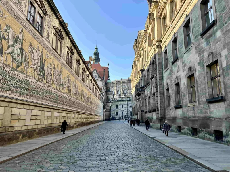 Turistas exploran el mural Fürstenzug y el Castillo de Dresde en Dresde, Alemania.