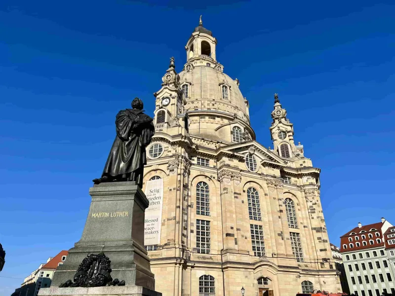La Frauenkirche en Dresde, Alemania, con una estatua de Martín Lutero.
