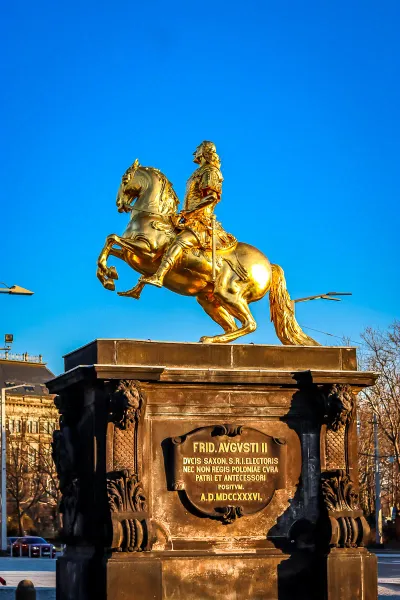 Estatua ecuestre dorada de Augusto II el Fuerte en Dresde, Alemania.
