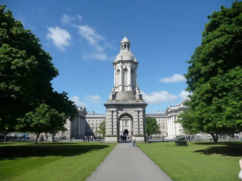 El Campanile y el campus del Trinity College de Dublín.