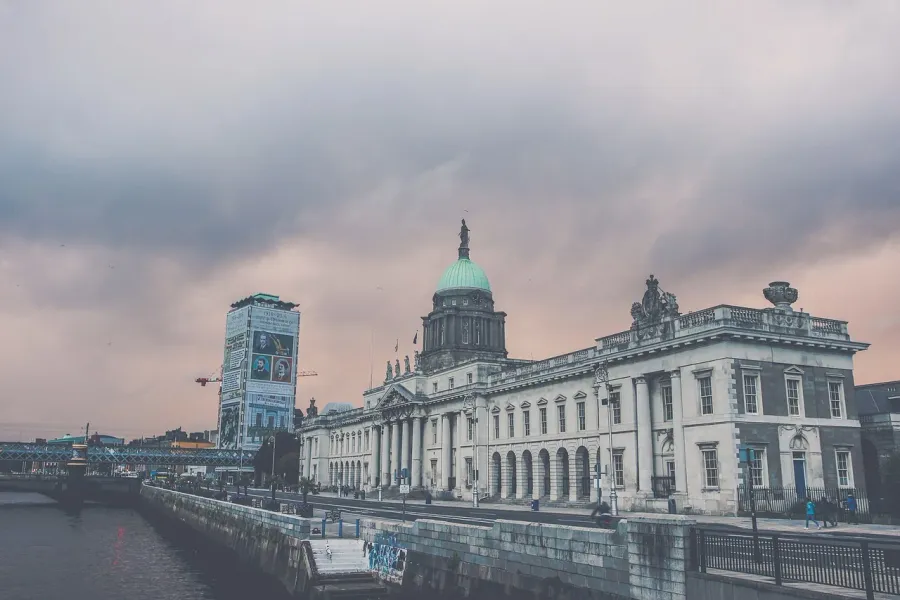 El icónico Custom House en Dublín, Irlanda, un impresionante hito arquitectónico.