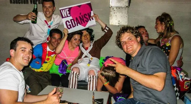 Weseli turyści w Gdańsku, Polska, dobrze się bawią wieczorem.