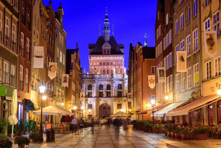 Vista nocturna de la Puerta Dorada y la calle Długi Targ en Gdansk.