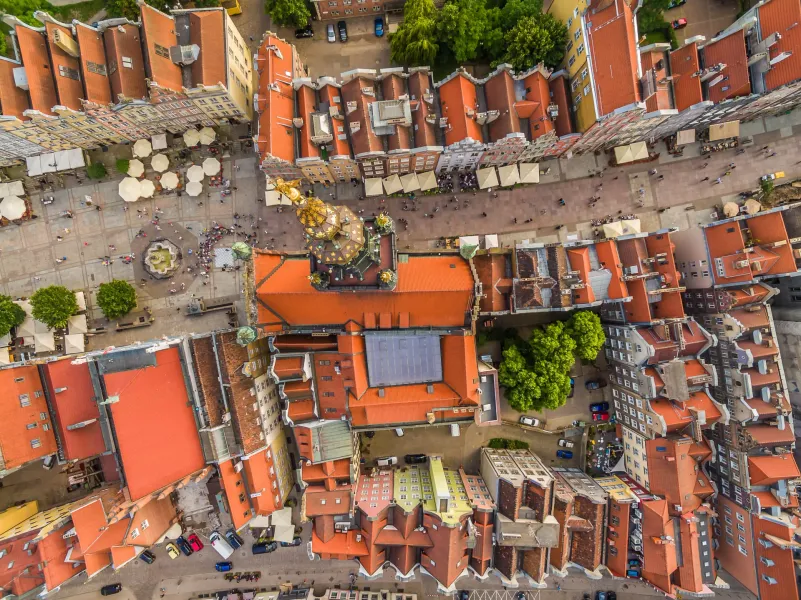 Vista aérea del casco antiguo de Gdansk, mostrando su encantadora arquitectura y su animado mercado.