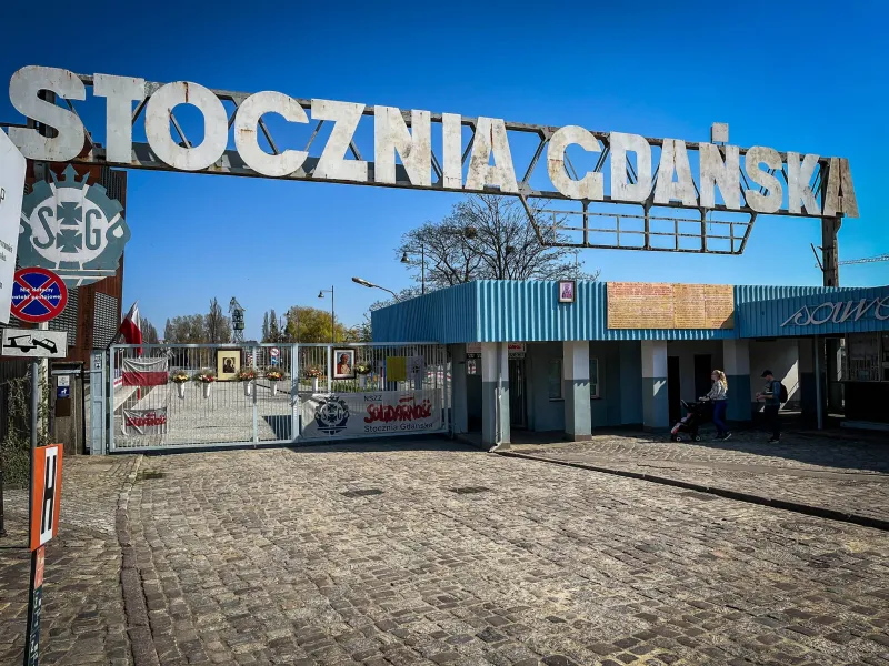Wejście do Stoczni Gdańskiej, historycznego miejsca w Polsce.