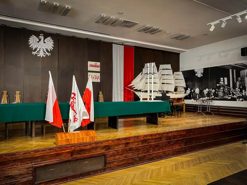 Scena w Gdańsku, Polska, z polskimi flagami i modelem statku.