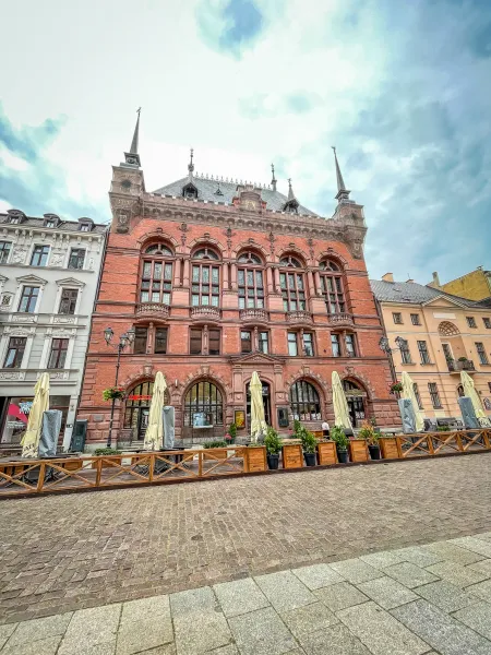 Piękny budynek z cegły na niemieckim rynku.