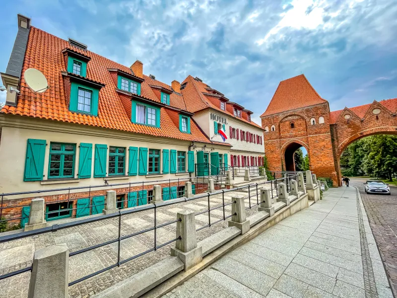 Uroczy hotel w pobliżu historycznej ceglanej bramy.
