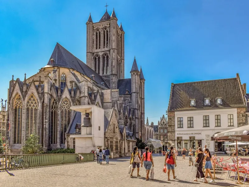 Turyści zwiedzają historyczne centrum Gent w Belgii podczas wycieczki Legends of Ghent Tour.