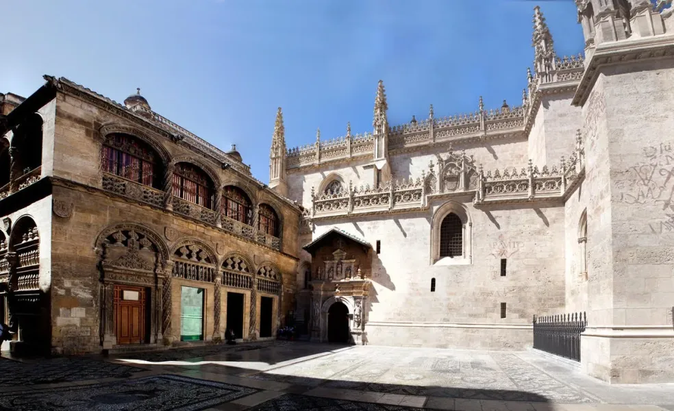 La Capilla Real de Granada, un impresionante ejemplo de arquitectura gótica en España.