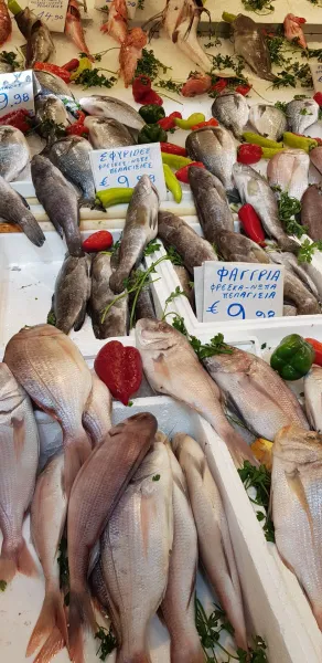 Pescado fresco en un vibrante mercado griego.