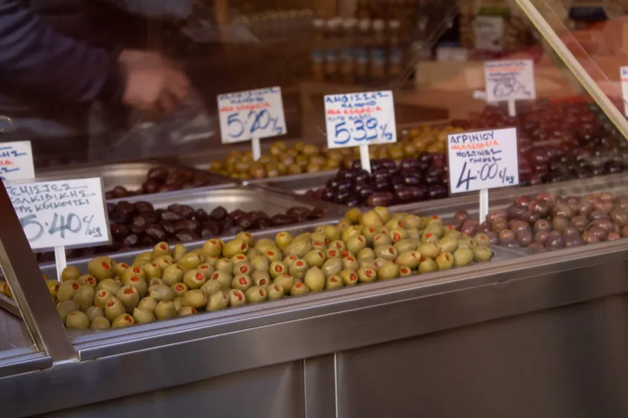 Variedades de aceitunas en exhibición en un mercado griego.