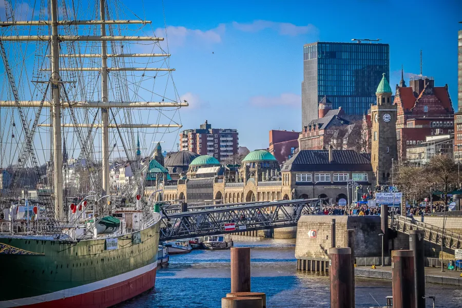 Velero Rickmer Rickmers en el puerto de Hamburgo