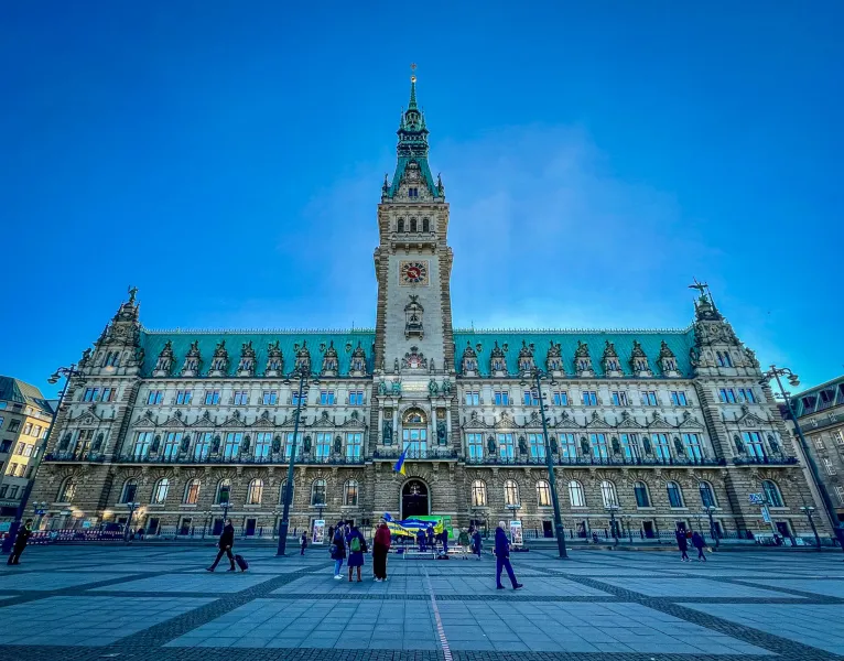 El Ayuntamiento de Hamburgo, un impresionante hito arquitectónico, en un día soleado.