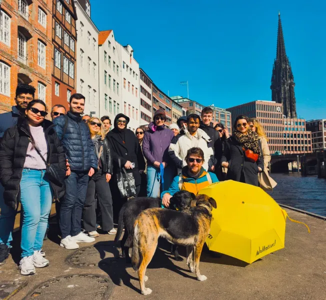 Feliz grupo turístico en Hamburgo, Alemania, disfrutando de un recorrido por la ciudad a lo largo del canal.