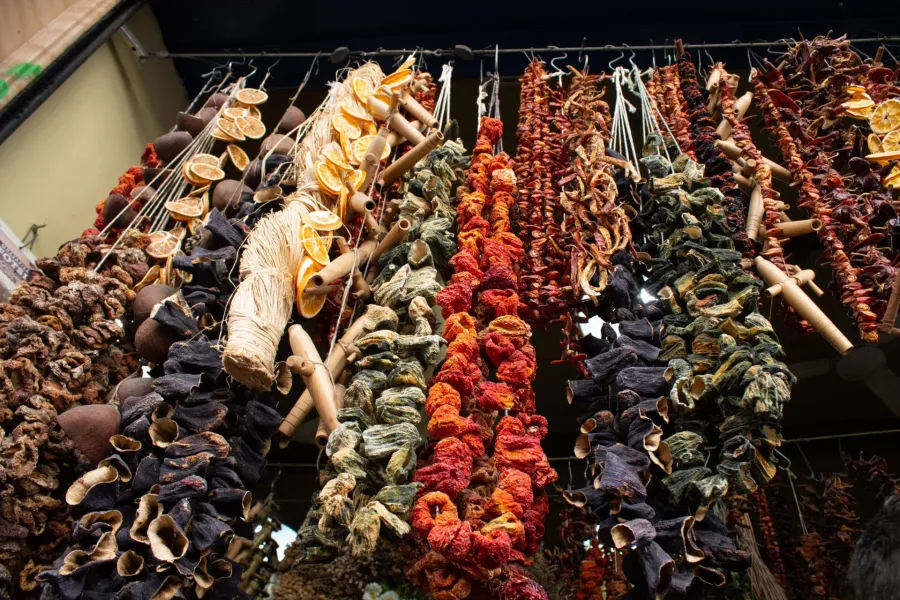 Hilos coloridos de frutas y verduras secas cuelgan en un mercado de Estambul.