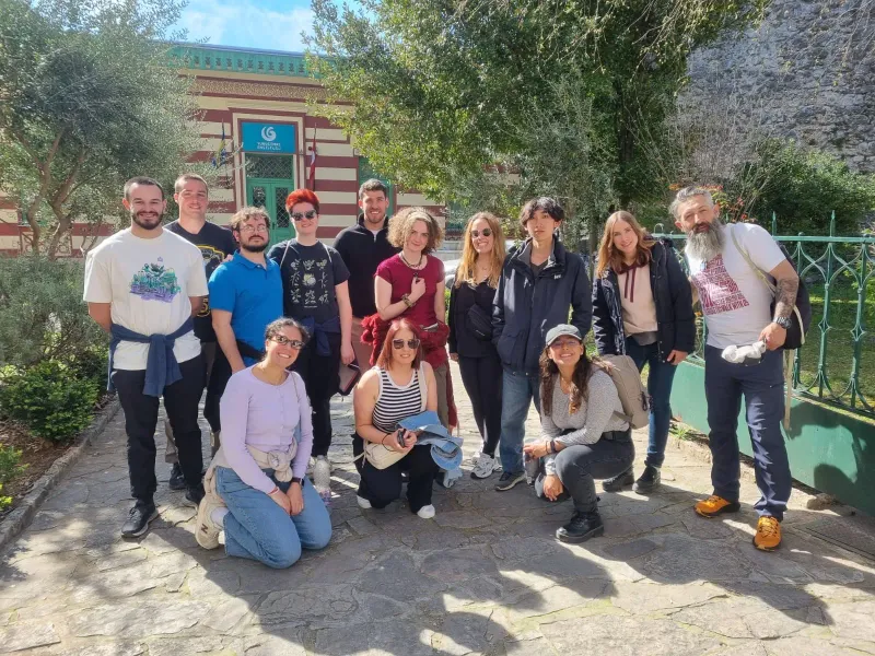 Fröhliche Touristen auf einer Gruppenreise in Istanbul, posieren vor einem historischen Gebäude.