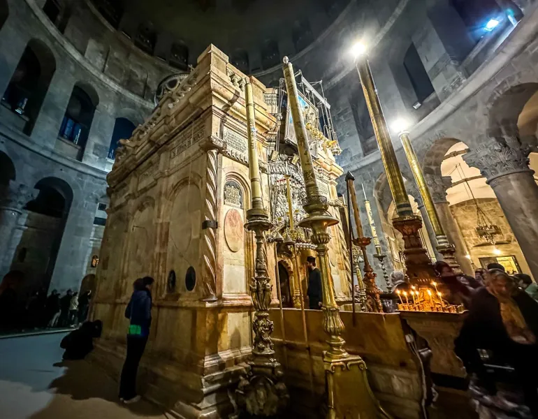 Pielgrzymi odwiedzający Edikulę, sanktuarium otaczające grób Jezusa, w Bazylice Grobu Świętego w Jerozolimie.