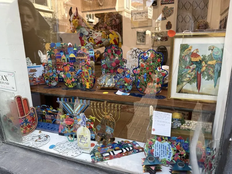 Buntfarbene israelische Handarbeiten in einem Schaufenster in Jerusalem.