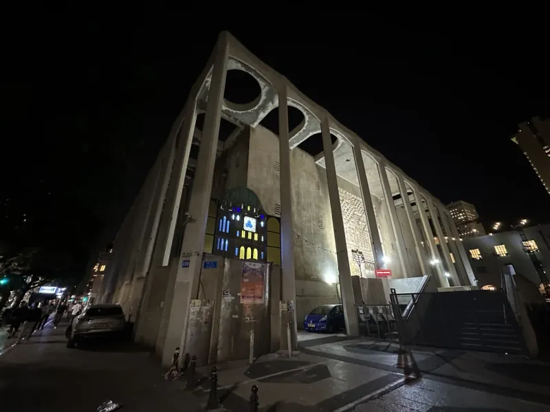 Nachtaufnahme der beeindruckenden Hurva-Synagoge in der Altstadt von Jerusalem.